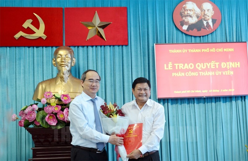 Bí thư Thành ủy TPHCM Nguyễn Thiện Nhân trao quyết định cho đồng chí Huỳnh Cách Mạng.