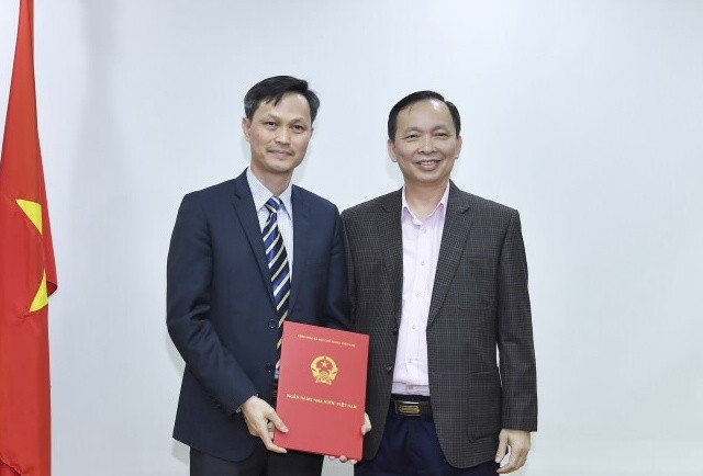 Phó Thống đốc NHNN Đào Minh Tú trao quyết định cho đồng chí Nguyễn Trọng Du.