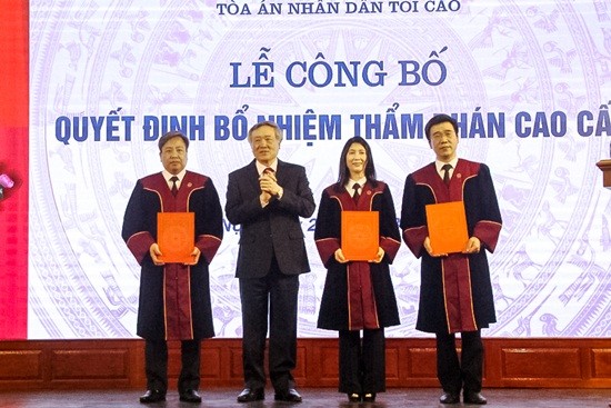 Chánh án TANDTC Trương Hòa Bình trao các quyết định bổ nhiệm Thẩm phán cao cấp.