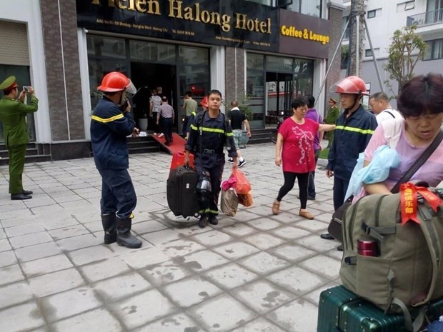 Lực lượng phòng cháy chữa cháy giải cứu khách du lịch Trung Quốc mắc kẹt tại đám cháy. (Ảnh: TTXVN).