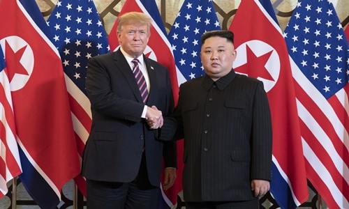Tổng thống Mỹ Trump (trái) và Chủ tịch Triều Tiên Kim Jong-un tại Hà Nội ngày 27/2. Ảnh: AFP.