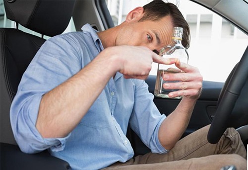 Đừng để bạn mình lái xe sau khi uống bia rượu. Ảnh: StateWide.