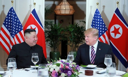 Trump (phải) và Kim Jong-un tại hội nghị thượng đỉnh lần hai ở Hà Nội cuối tháng hai. Ảnh: KCNA.