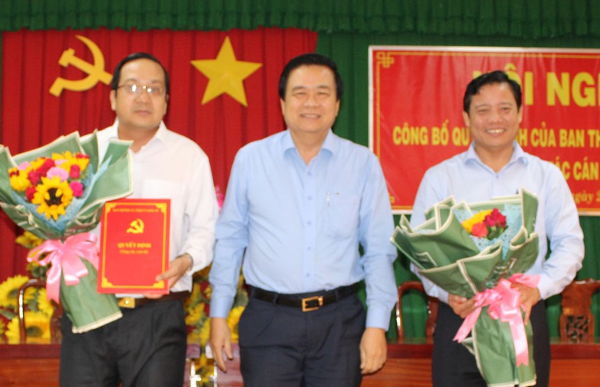 Đồng chí Phạm Văn Rạnh trao quyết định và chúc mừng các đồng chí Phạm Tấn Hòa, Nguyễn Minh Lâm.