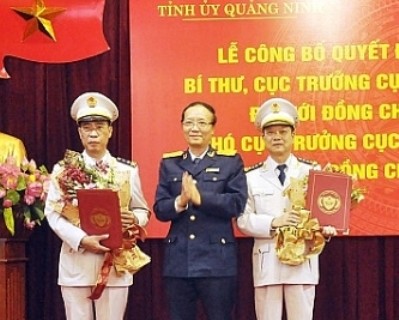 Phó Tổng cục trưởng Nguyễn Công Bình trao quyết định bổ nhiệm Cục trưởng Hải quan Quảng Ninh cho ông Nguyễn Văn Nghiên (phải) và Cục phó cho ông Trần Quang Trung (trái).