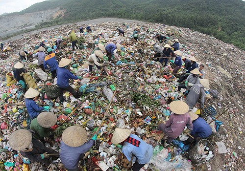 Bãi rác Khánh Sơn Đà Nẵng đang quá tải. Ảnh: Nguyễn Đông.