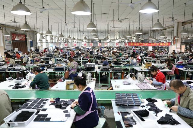 Các công ty nước ngoài đang tìm cách giảm bớt sự phụ thuộc vào các nhà máy sản xuất ở Trung Quốc. (Ảnh: Reuters).