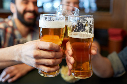 Nhiều quán bia sang trọng sẽ dùng cốc thon gọn về đáy để kích thích khách uống nhiều hơn. Ảnh: 2GB.