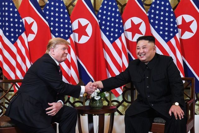 Tổng thống Donald Trump bắt tay nhà lãnh đạo Kim Jong-un tại Hà Nội. (Ảnh: AFP).