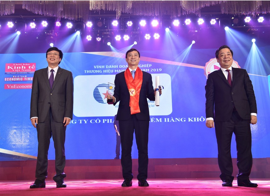 Ông Lê Mạnh Cường - Phó Tổng giám đốc VNI nhận Giải thưởng Thương hiệu mạnh Việt Nam 2018.