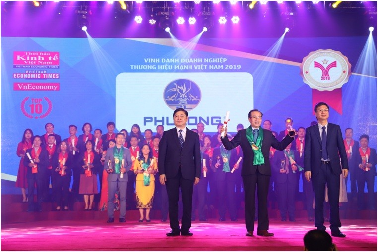 Ông Phùng Chu Cường – TGĐ Công ty Phú Long nhận giải thưởng Thương hiệu mạnh Việt Nam 2018.