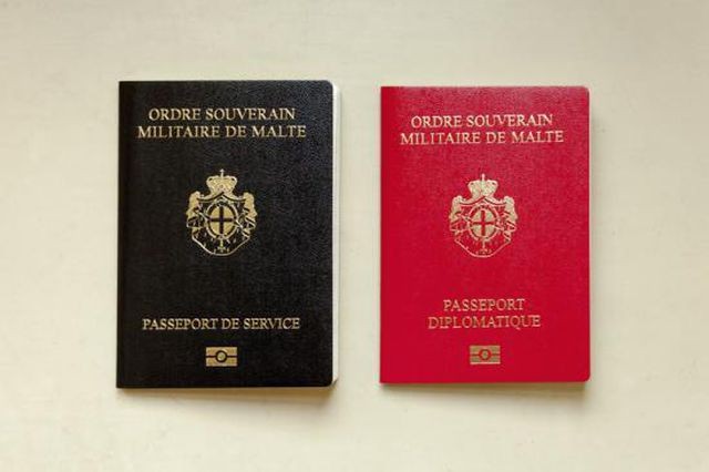 Hai mẫu hộ chiếu chính thức của “Dòng chiến sỹ toàn quyền Malta”.