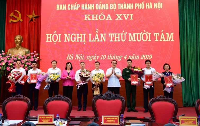 Lãnh đạo Thành ủy Hà Nội trao quyết định và chúc mừng các đồng chí được Ban Bí thư Trung ương Đảng quyết định chỉ định, chuẩn y.