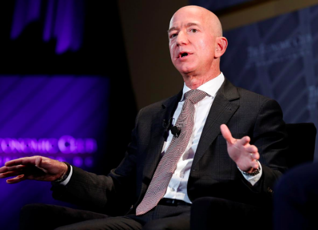 Tỷ phú Jeff Bezos, Giám đốc điều hành tập đoàn bán lẻ Amazon.