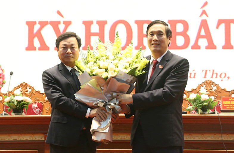 Chủ tịch UBND tỉnh Phú Thọ Bùi Văn Quang (bên trái) và Chủ tịch HĐND tỉnh Phú Thọ Bùi Minh Châu.