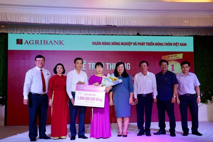 Agribank trao sổ tiết kiệm 1 tỷ đồng cho khách hàng trúng Giải đặc biệt thứ nhất chương trình “Gửi tiền trúng lớn cùng Agribank”