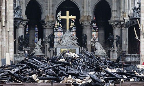 Bên trong Nhà thờ Đức Bà ở Paris sau vụ hỏa hoạn. Ảnh: AFP.