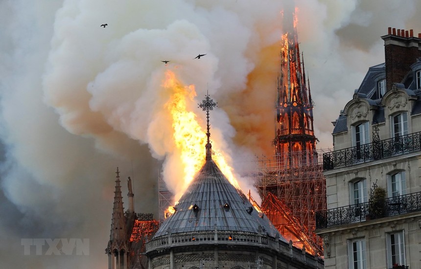 Khói lửa bốc ngùn ngụt tại hiện trường vụ cháy Nhà thờ Đức Bà Paris ngày 15/4/2019. (Ảnh: AFP/TTXVN).