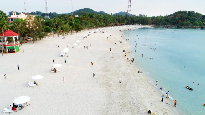 Bơm cát trắng vào bãi biển Mũi Nai – một hoạt động nằm trong chiến lược tăng tốc du lịch của thành phố Hà Tiên.