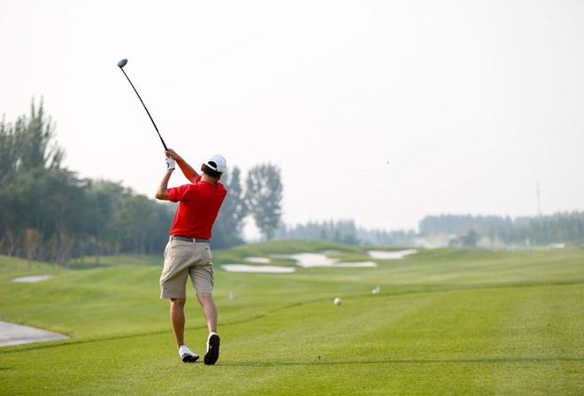 Đánh golf - môn thể thao của giới nhà giàu - đương nhiên được tỷ phú ưa chuộng. Ảnh: CNBC.