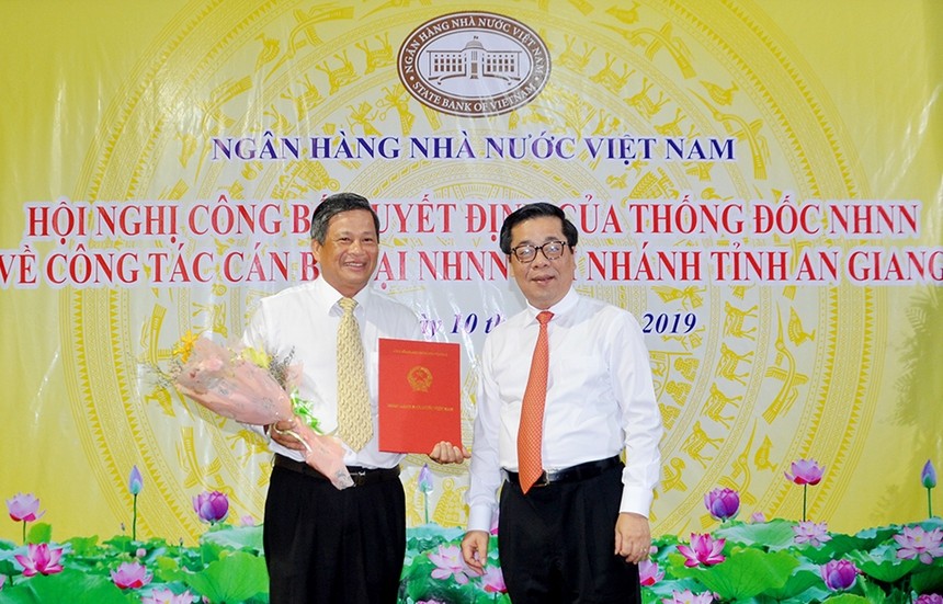 Phó Thống đốc NHNNVN Nguyễn Kim Anh trao quyết định và chúc mừng ông Nguyễn Tuấn Dũng.
