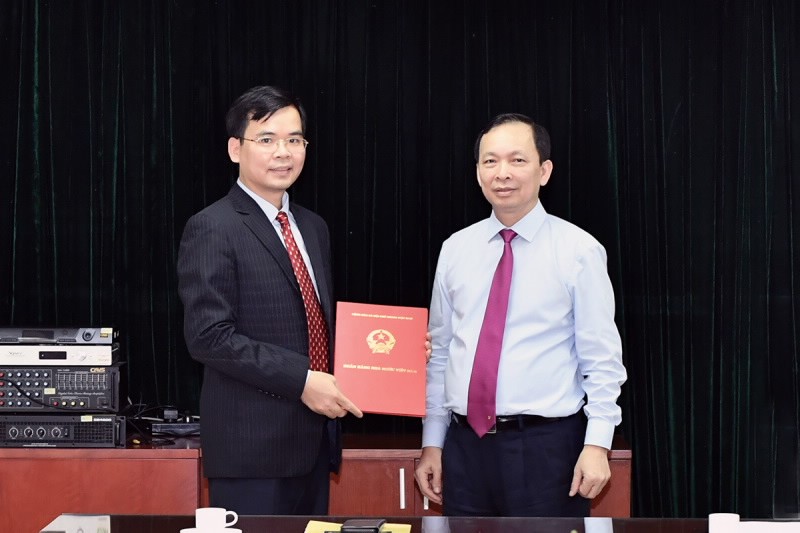 Phó Thống đốc NHNN Đào Minh Tú trao quyết định và chúc mừng đồng chí Nguyễn Xuân Bắc.