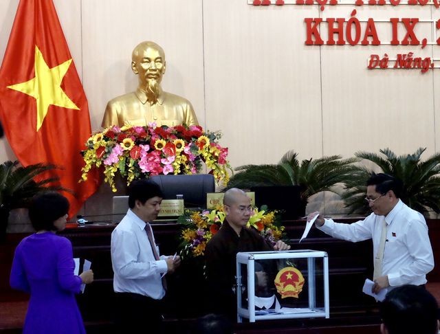 Đại biểu HĐND TP Đà Nẵng bỏ phiếu miễn nhiệm Chánh VP Hội đồng nhân dân TP và 4 Ủy viên UBND thành phố.