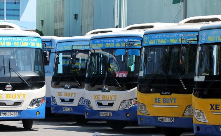 Tài xế đồng loạt đình công, nhiều xe buýt ở Nha Trang nằm trong bãi. Ảnh: Xuân Ngọc.