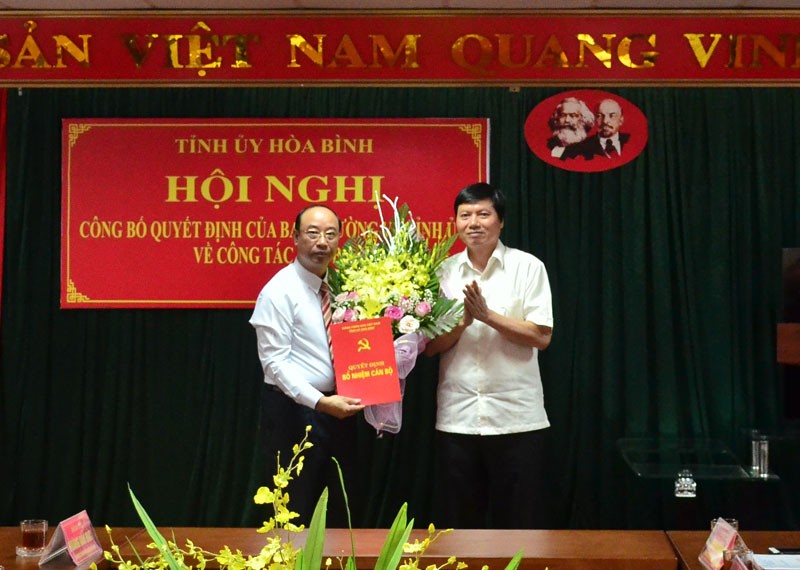 Phó Bí thư Thường trực Tỉnh ủy, Chủ tịch HĐND tỉnh Hòa Bình Trần Đăng Ninh trao quyết định và chúc mừng đồng chí Đinh Văn Hùng.