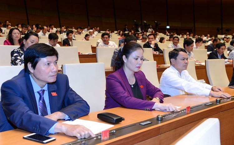 Đại biểu làm việc tại kỳ họp thứ 6 Quốc hội khoá XIV. Ảnh: Hoàng Phong.