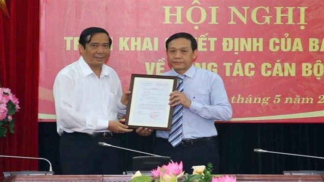 Đồng chí Nguyễn Thanh Bình trao quyết định và chúc mừng đồng chí Nguyễn Thanh Hải.