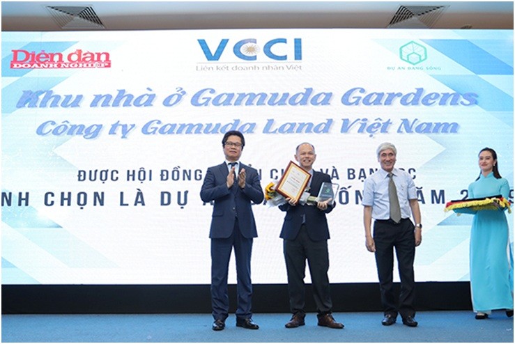 Ông Dennis Ng Teck Yow – Phó Tổng Giám Đốc Gamuda Land Việt Nam nhận Chứng nhận Dự án đáng sống 2019