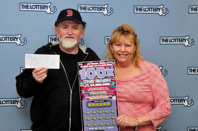 Ông Kevin Phillips và bà Janet Pflaumer-Phillips đi nhận giải thưởng xổ số hồi năm 2016. (Nguồn: Massachusetts Lottery).