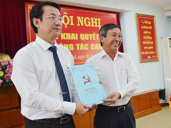 Phó Bí thư Thường trực Tỉnh ủy Đồng Nai Hồ Thanh Sơn trao quyết định cho đồng chí Đỗ Khôi Nguyên.