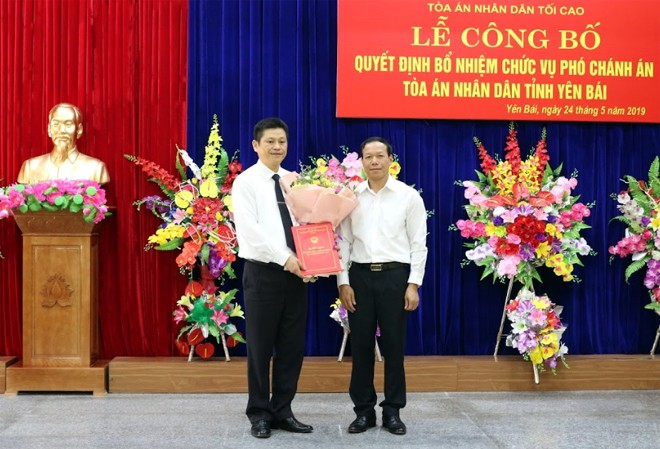 Phó Chánh án Tòa án nhân dân tối cao Nguyễn Trí Tuệ trao quyết định và chúc mừng đồng chí Lê Thái Hưng.