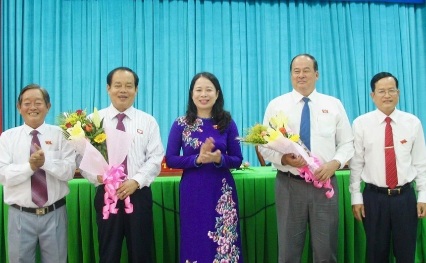 Bí thư Tỉnh ủy An Giang Võ Thị Ánh Xuân và lãnh đạo tỉnh chúc mừng ông Nguyễn Thanh Bình và ông Vương Bình Thạnh.