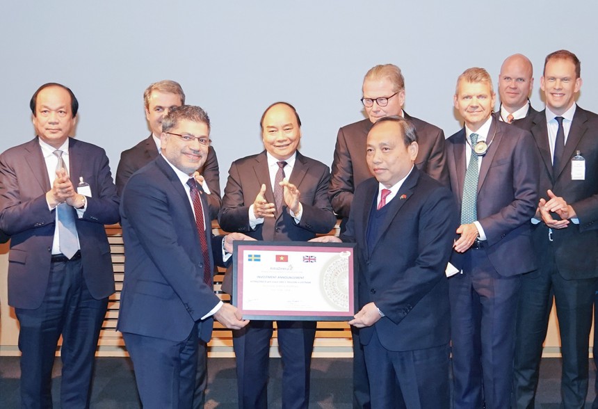 Thủ tướng Nguyễn Xuân Phúc chứng kiến Lễ trao biểu trưng cam kết đầu tư của AstraZeneca tại Việt Nam (ảnh Nguyễn Hiếu)