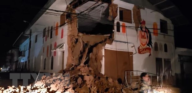 Một ngôi nhà bị hư hại sau trận động đất ở Yurimaguas, Peru. (Nguồn: AFP/TTXVN).