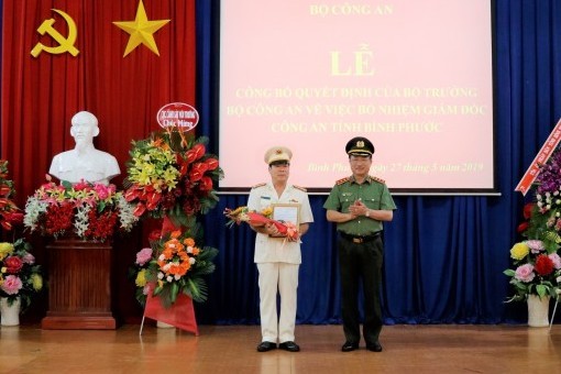 Thượng tướng Nguyễn Văn Thành trao quyết địnhvà chúc mừng Đại tá Bùi Xuân Thắng.