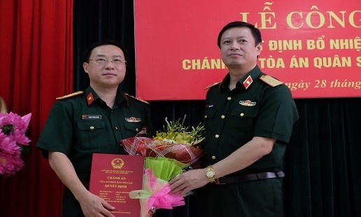 Thiếu tướng Dương Văn Thăng trao quyết định và chúc mừng đồng chí Phạm Minh Khôi.