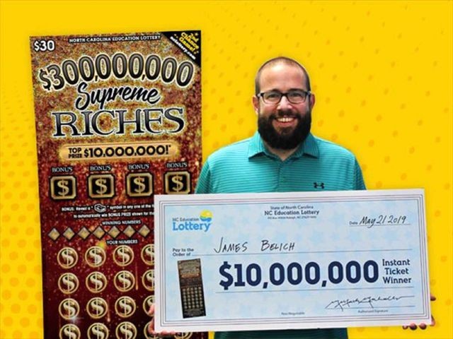 James Belich đến nhận giải độc đắc 10 triệu USD. (Nguồn: North Carolina Education Lottery).