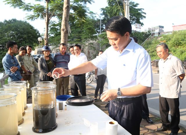 Ông Nguyễn Đức Chung kiểm tra công nghệ xử lý ô nhiễm sông Tô Lịch.