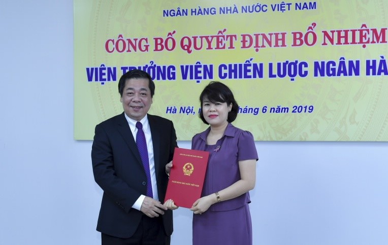 Phó Thống đốc Nguyễn Kim Anh trao quyết định cho đồng chí Nguyễn Thị Hòa.