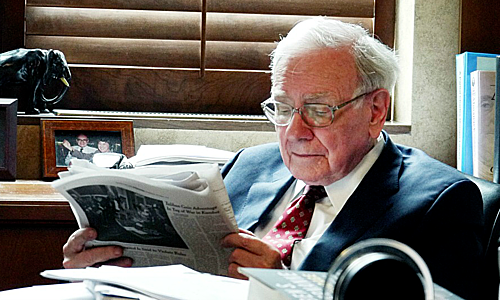 Warren Buffett dành 5-6 tiếng để đọc sách báo mỗi ngày. Ảnh: Noteworthy.