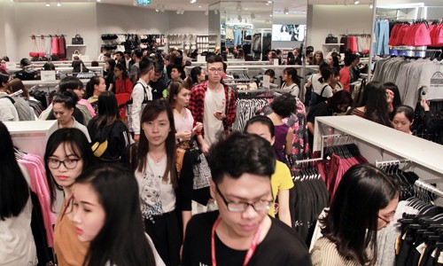 Khách hàng chen chân mua sắm trong ngày H&M ra mắt cửa hàng tại Hà Nội năm ngoái. Ảnh: Anh Tú.