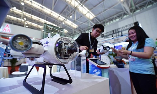 Mẫu robot hoạt động dưới nước trong một triển lãm khoa học và công nghệ tình báo ở Thiên Tân, Trung Quốc hôm 17/5/2018. Ảnh: Xinhua.