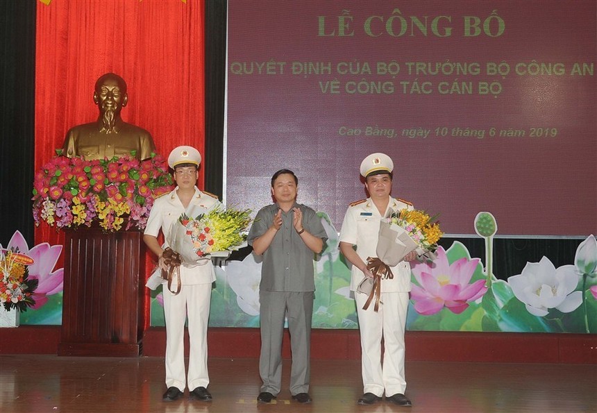 Phó Bí thư Thường trực Tỉnh ủy Cao Bằng Triệu Đình Lê chúc mừng 2 tân Phó Giám đốc Công an tỉnh.