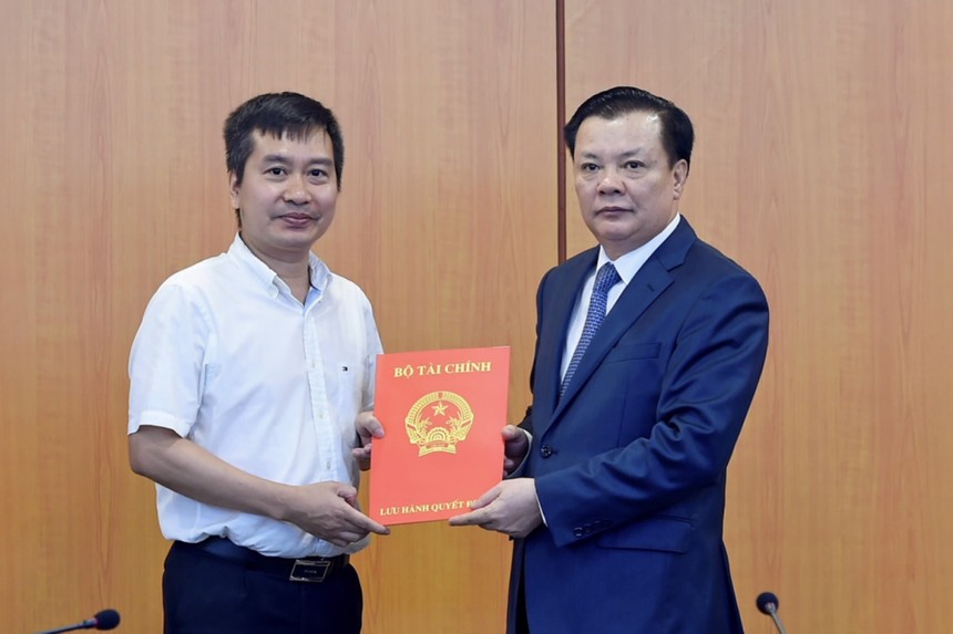Bộ trưởng Đinh Tiến Dũng trao quyết định cho đồng chí Triệu Thọ Hân.