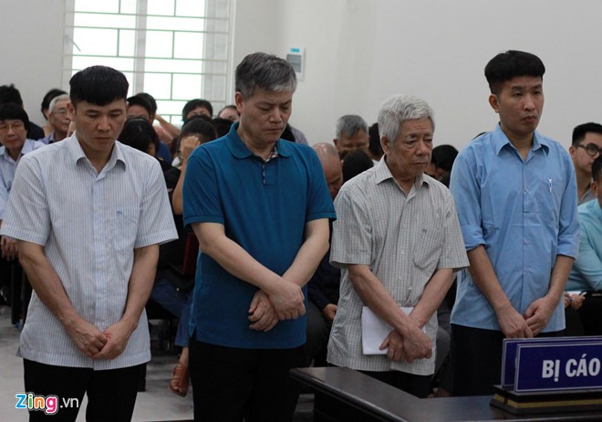 Từ trái qua: Trần Đức Chính, Nguyễn Ngọc Sự, Trương Văn Tuyến và Phạm Thanh Sơn nghe tòa tuyên án. Ảnh: Zing.