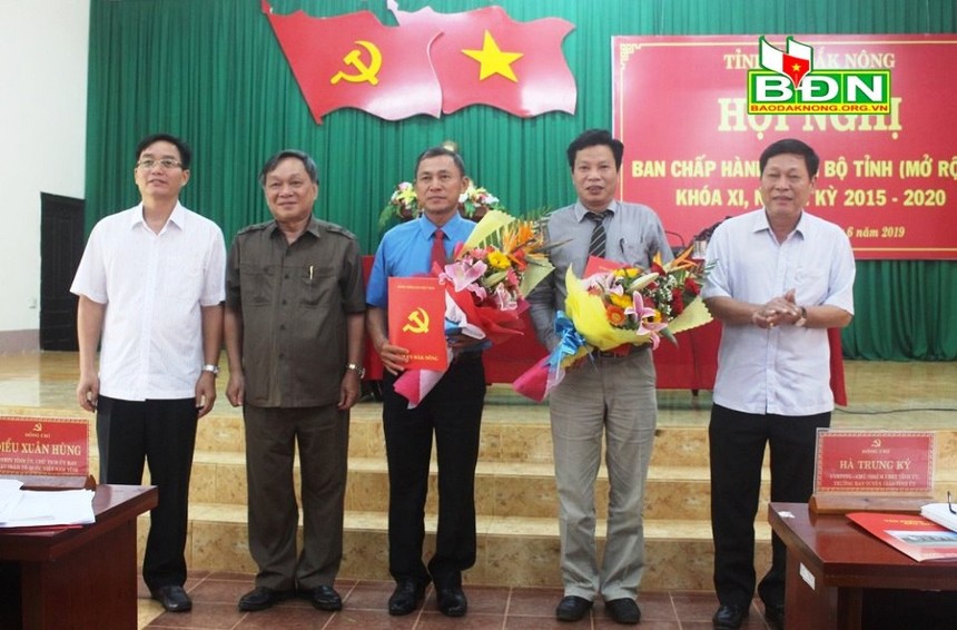 Thường trực Tỉnh ủy Đắk Nông trao quyết định của Ban Bí thư và chúc mừng các đồng chí được chỉ định tham gia Ban Chấp hành Đảng bộ tỉnh nhiệm kỳ 2015-2020.